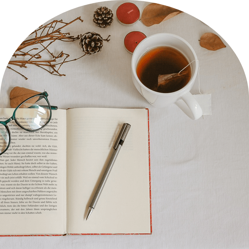 紅茶とノートとペンとメガネ